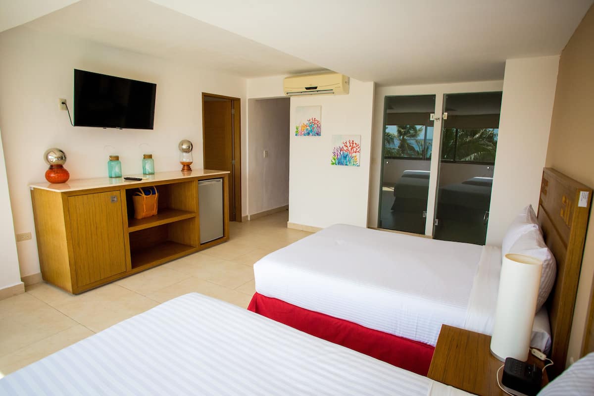 Superior Studio | 1 bedroom, down comforters, blackout drapes, iron/ironing board