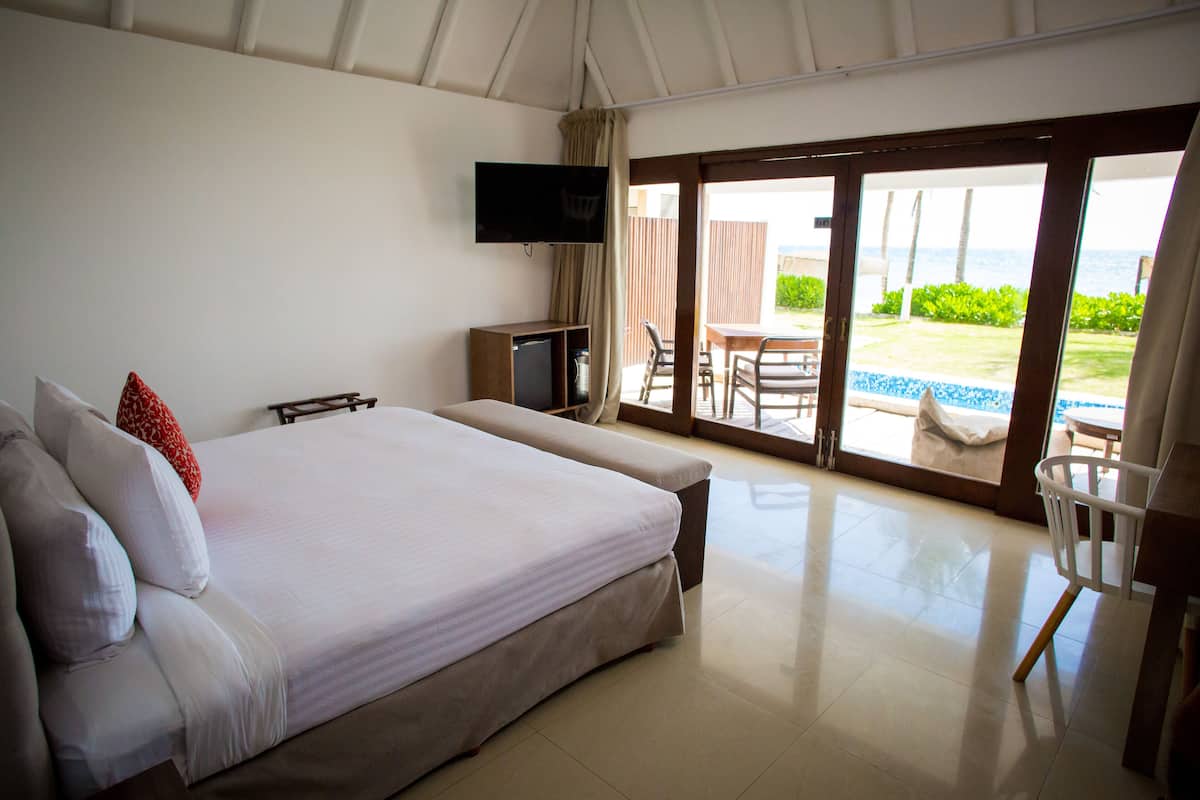 Cubrecamas, cortinas blackout y tabla de planchar con plancha 