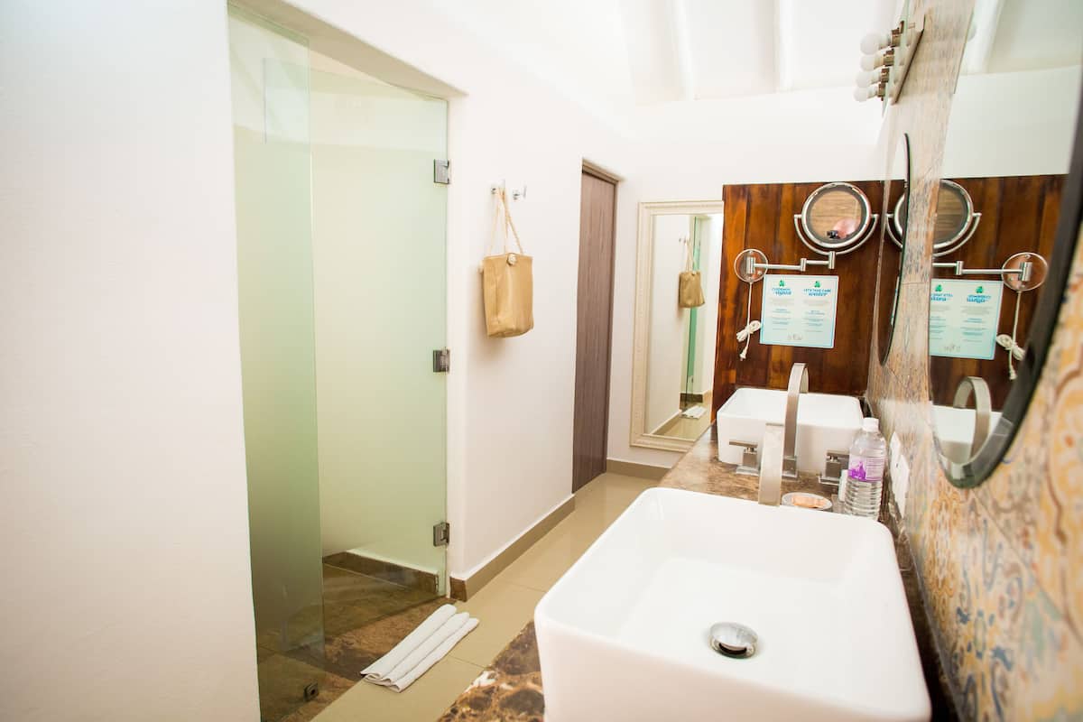 Shower, free toiletries, hair dryer, towels