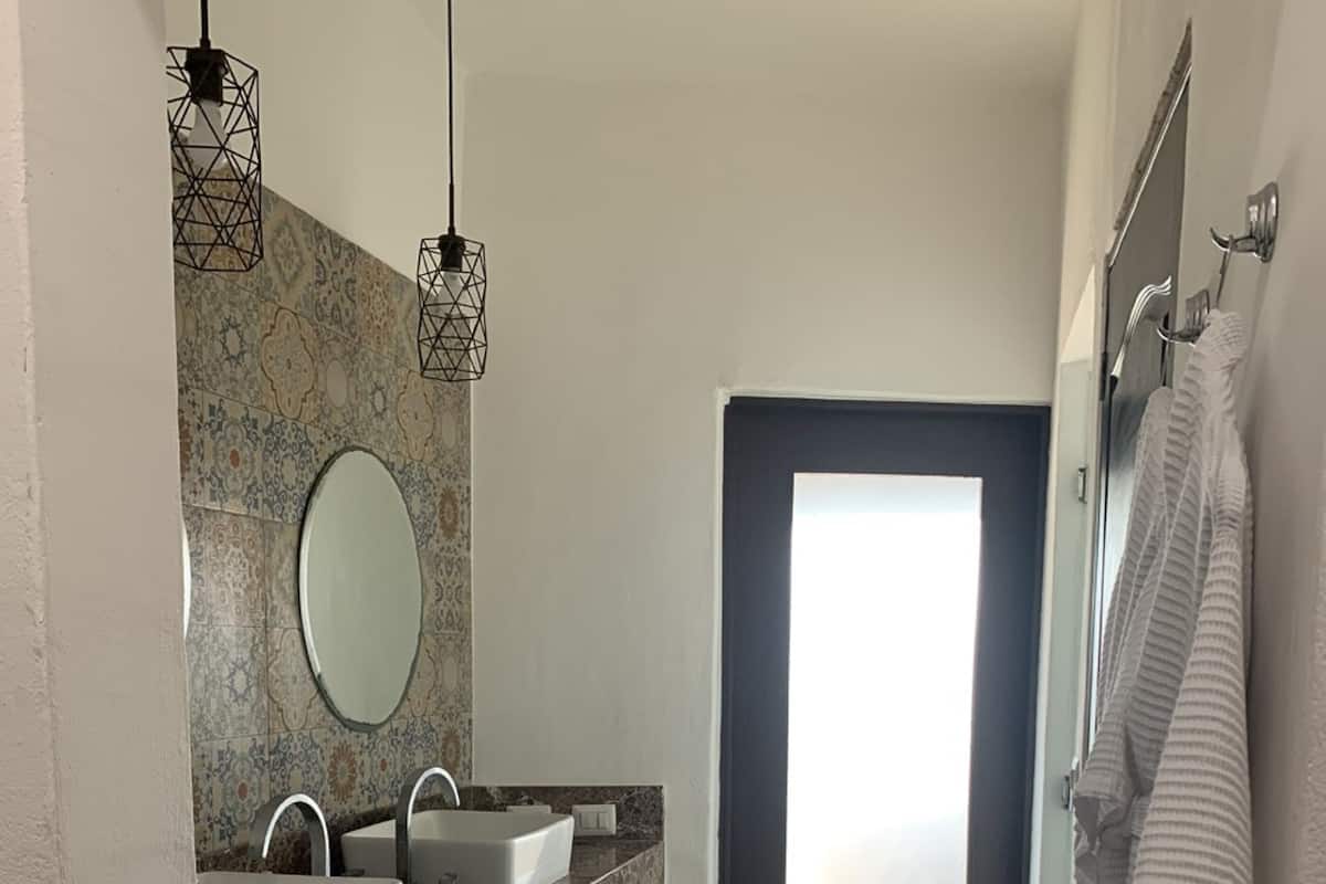 Panoramic Studio Suite | Bathroom | Shower, free toiletries, hair dryer, towels