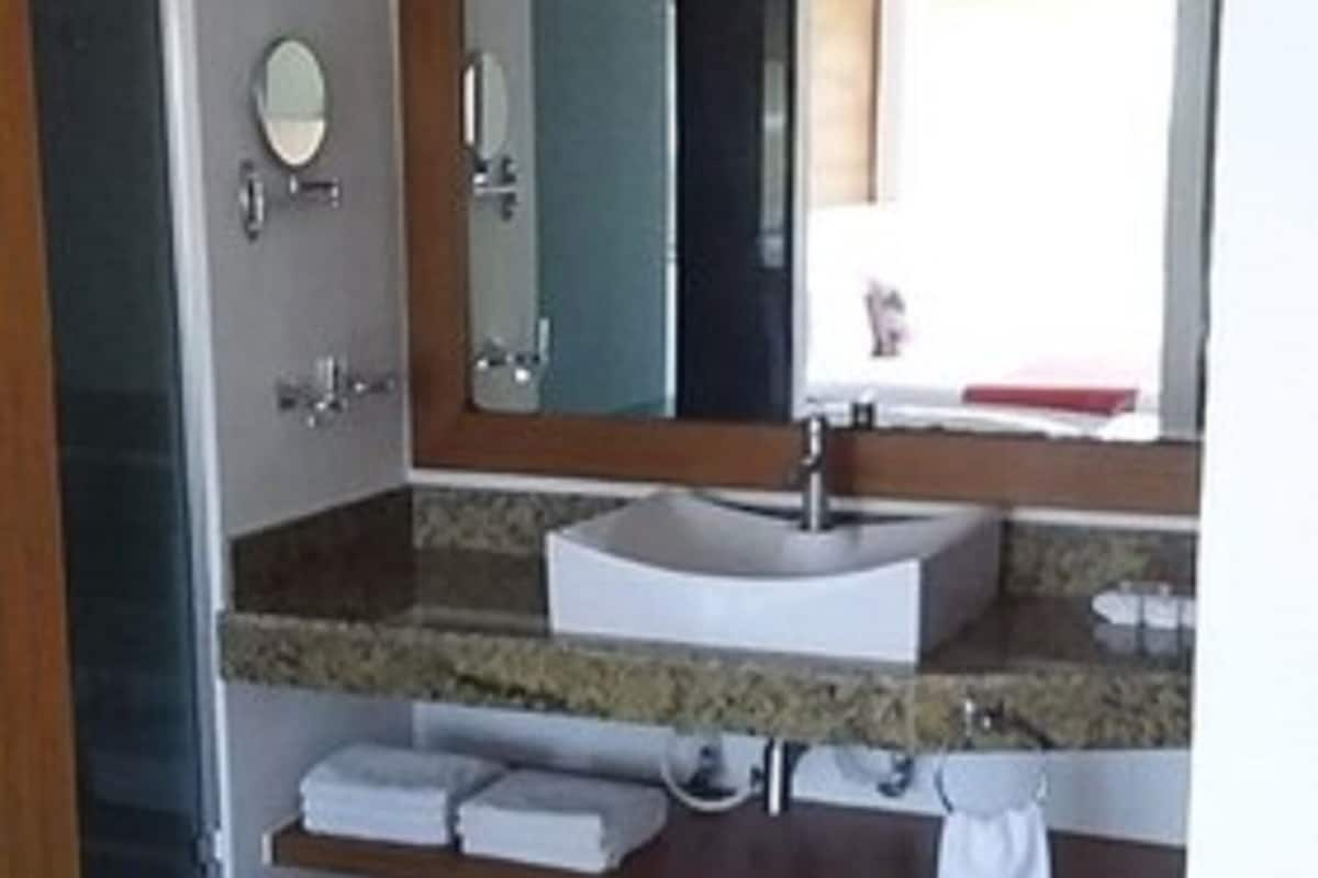 Superior Studio | Bathroom | Shower, free toiletries, hair dryer, towels