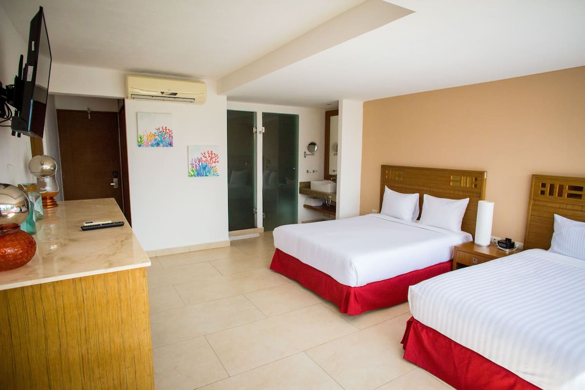 Superior Studio | 1 bedroom, down comforters, blackout drapes, iron/ironing board