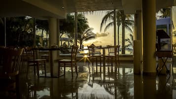 Frühstück, Mittagessen, internationale Küche, Blick auf den Pool