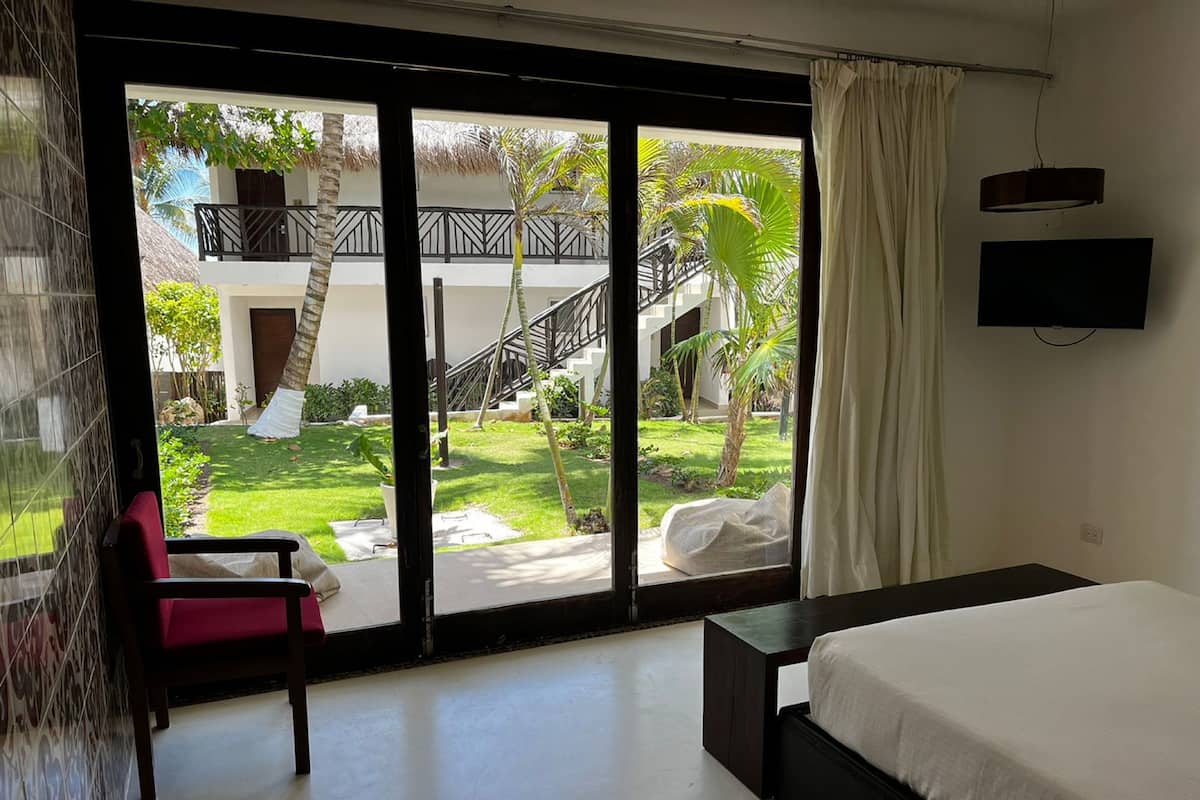 Deluxe Garden Balcony o Private Garden | 1 bedroom, down comforters, blackout drapes, iron/ironing board