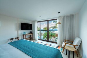 Edredones de plumas, cortinas opacas, tabla de planchar con plancha