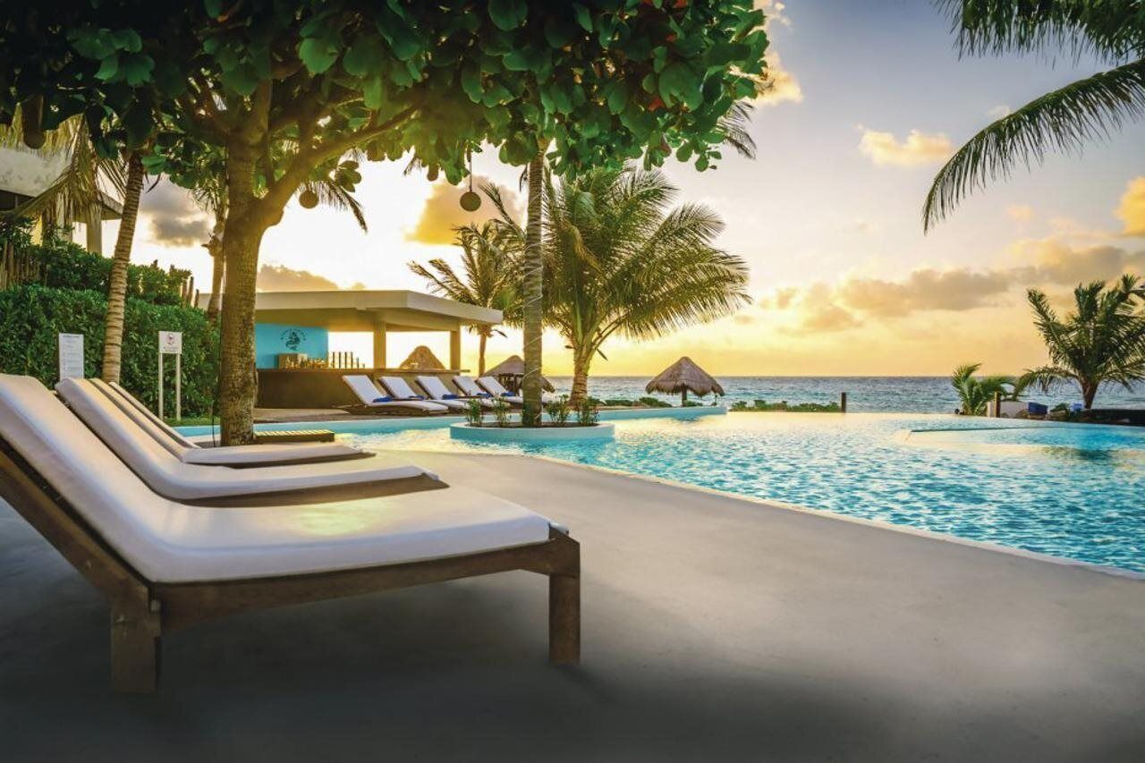 Utendørsbasseng, bassengparasoller og solsenger