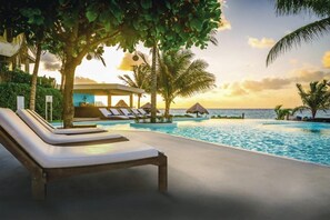 Outdoor pool, pool umbrellas, sun loungers - Le Reve by MIJ Beachfront Hotel (Playa del Carmen)