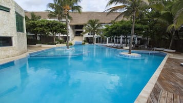 Utendørsbasseng, bassengparasoller og solsenger