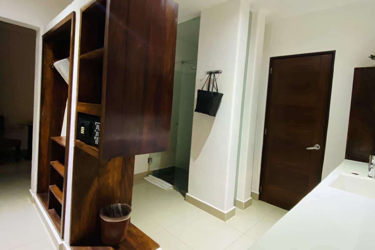 Junior Room | Bathroom | Shower, free toiletries, hair dryer, towels