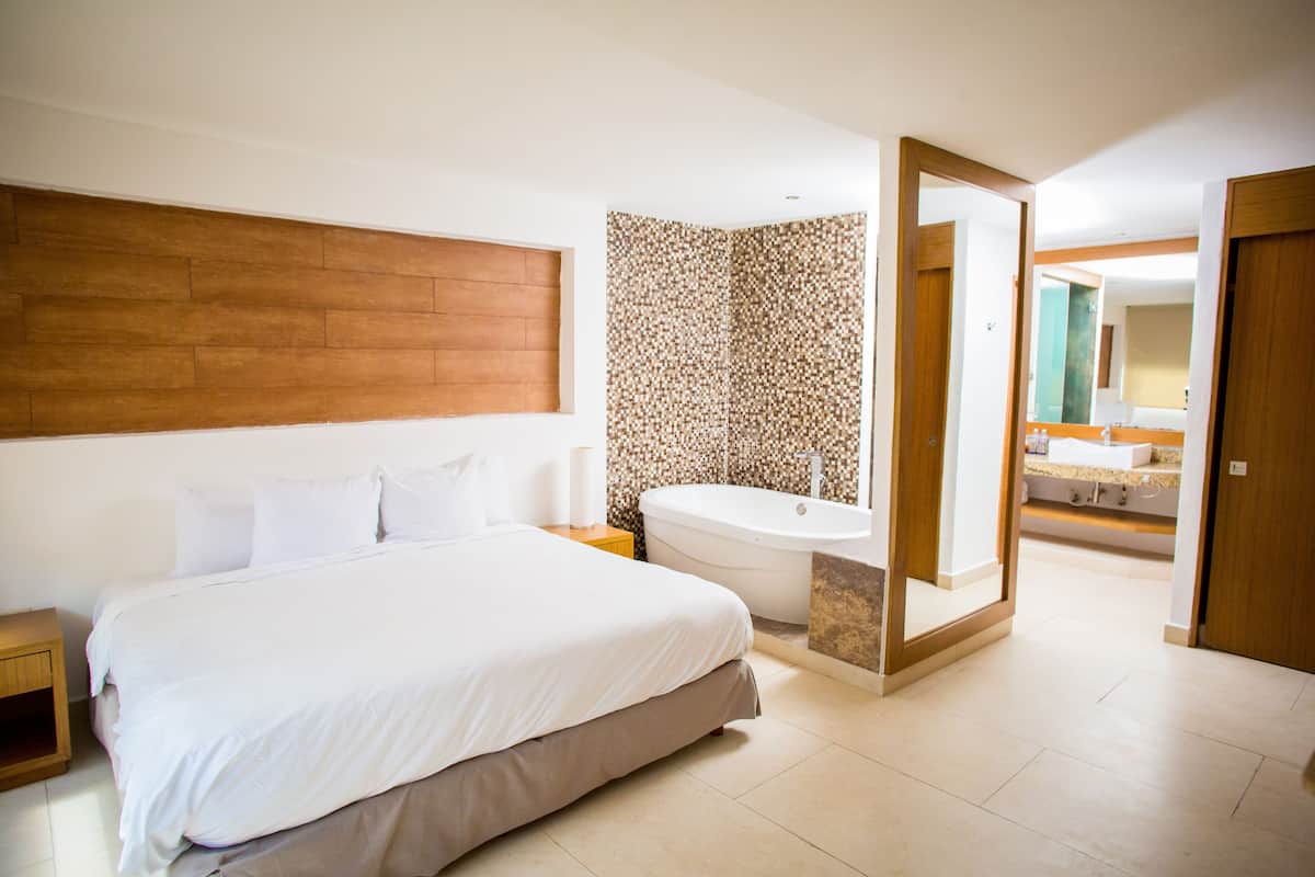 Cubrecamas, cortinas blackout y tabla de planchar con plancha 