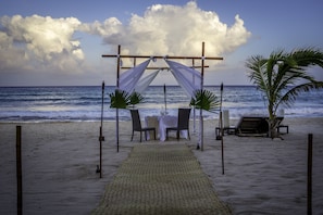 Sur la plage, sable blanc, chaise longue, parasol