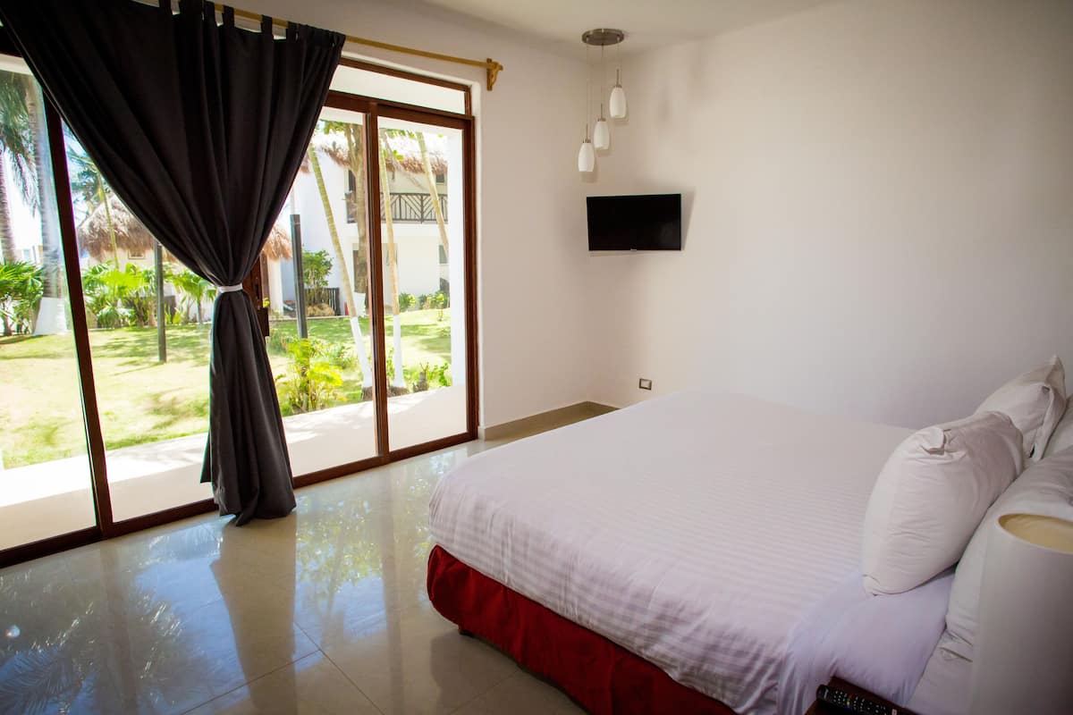 Deluxe Garden Balcony o Private Garden | Garden view