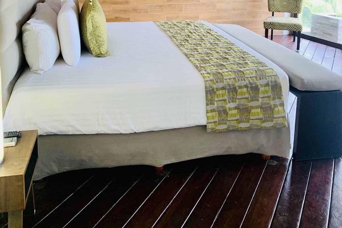 Cubrecamas, cortinas blackout y tabla de planchar con plancha 