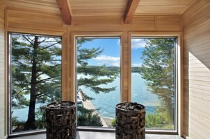 Salas de tratamiento para parejas, un sauna, una bañera de hidromasaje