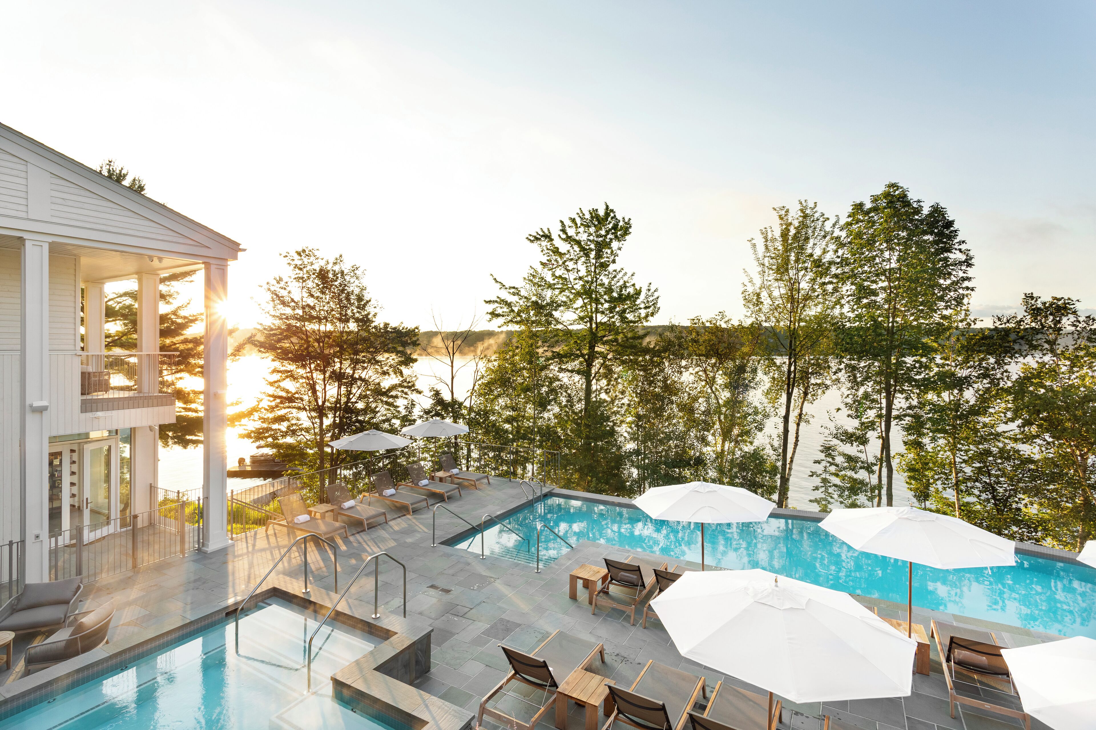 2 outdoor pools, pool loungers