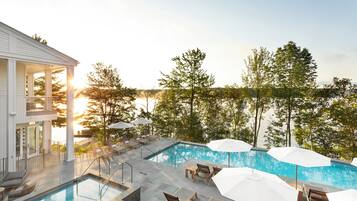 2 buitenzwembaden, ligstoelen bij het zwembad