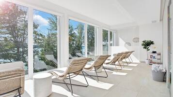 Couples treatment room(s), sauna, hot tub, steam room, body treatments