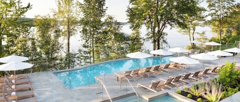 2 outdoor pools, pool loungers