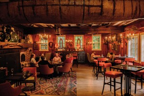 2 restaurants, servant le déjeuner et le dîner; cuisine locale