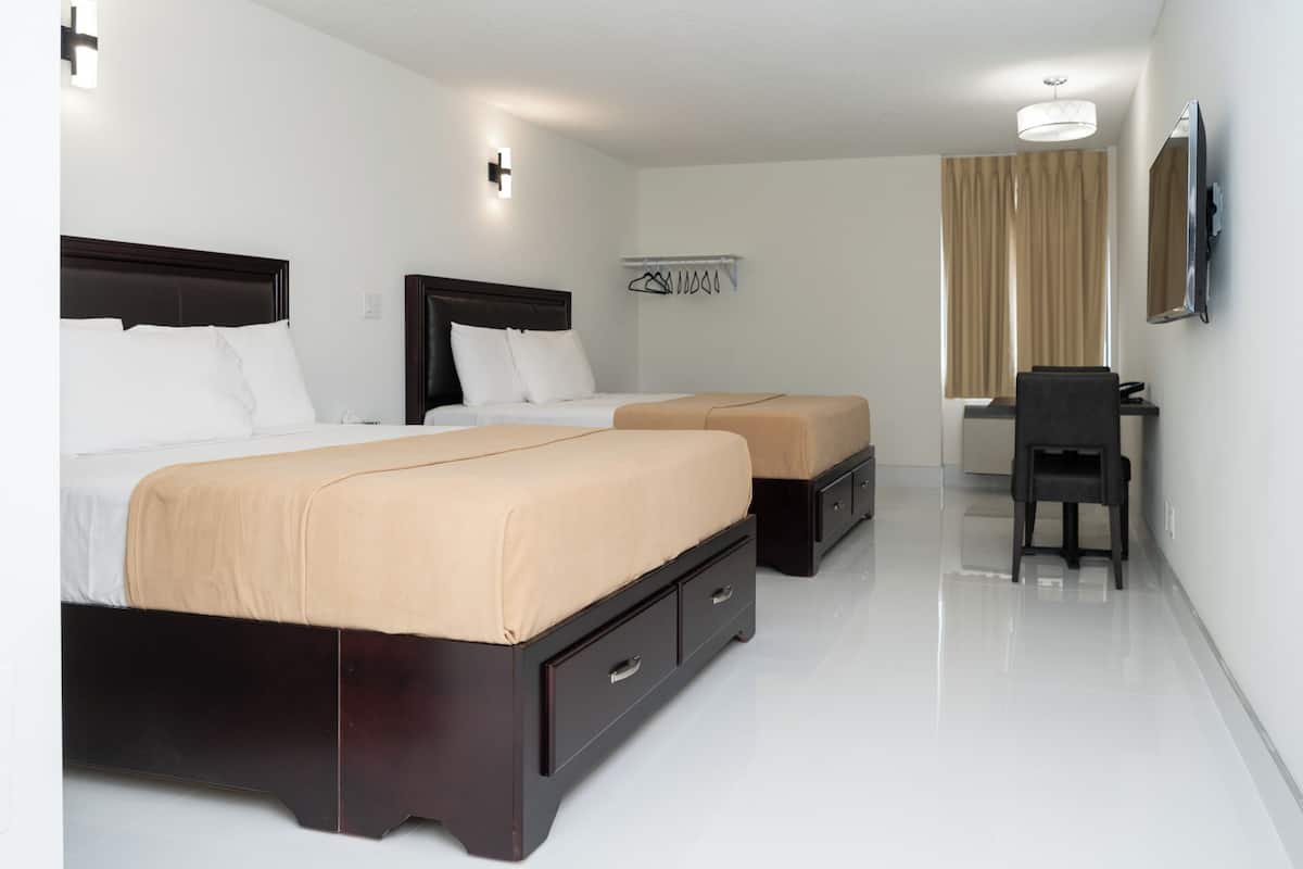 Superior Room, 2 Queen Beds, Non Smoking - Newly Renovated | 高級寝具、セレクト コンフォート製ベッド、デスク、遮光カーテン