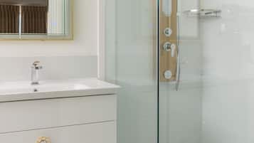 Chambre Luxe, 2 grands lits | Salle de bain | Ensemble douche/baignoire, douche à « effet pluie »