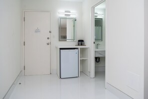 고급 침구, 셀렉트 컴포트 침대, 책상, 암막 커튼