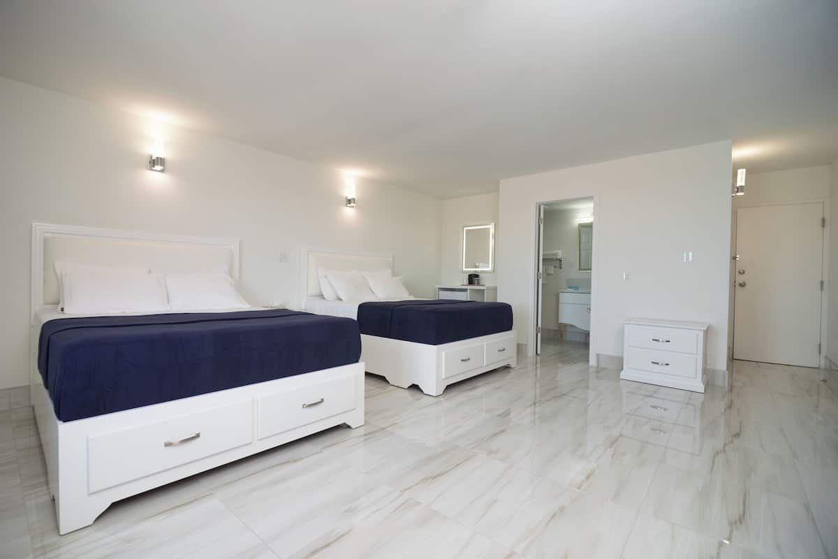 Luxury Room, 2 Katil Ratu (Queen) | Peralatan tempat tidur premium, katil Select Comfort, meja
