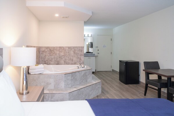 客房, 1 张大床 (Heart Shaped Jacuzzi) | 高档床上用品、Select Comfort 床、办公桌、遮光窗帘