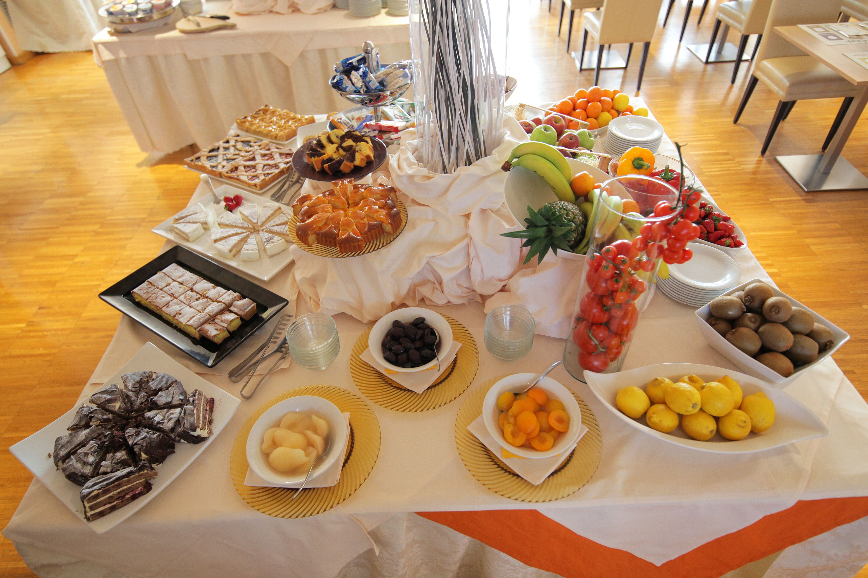 daily buffet breakfast for a fee