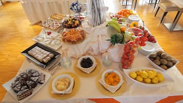 Una mesa de buffet con diversos alimentos y utensilios.