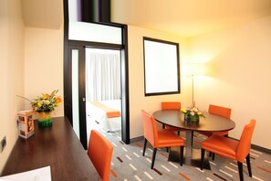 Suite | Minibar, brankas, meja kerja, dan kedap suara