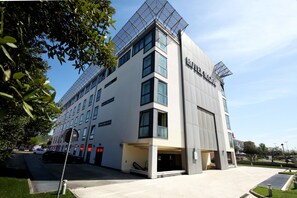 Pintu masuk properti