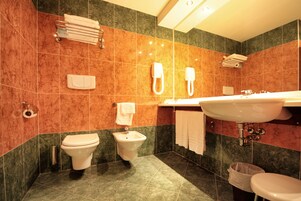 Combined shower/tub, hair dryer, towels