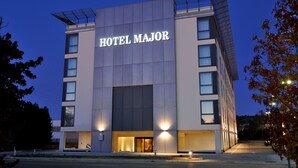 Un edificio moderno de hotel con el nombre "HOTEL MAJOR" bien visible.