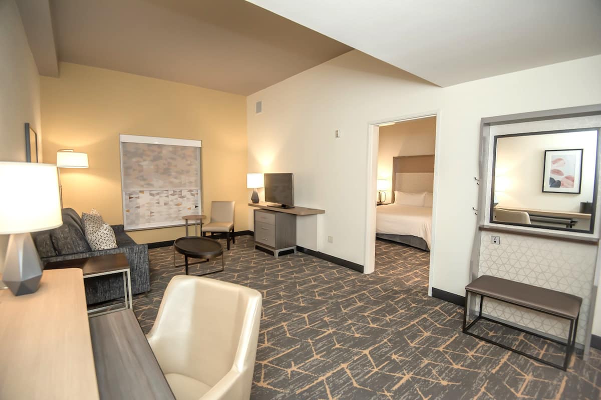 Suite, 1 trĂšs grand lit | 1 chambre, coffres-forts dans les chambres, bureau, rideaux occultants