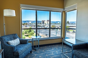 Caja de seguridad en la habitación, escritorio y cortinas blackout