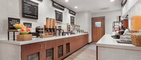 Una barra de desayuno moderna con diversas opciones de alimentos y un diseño limpio y minimalista.