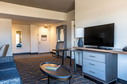 Holiday Inn & Suites Oakland Airport by IHG