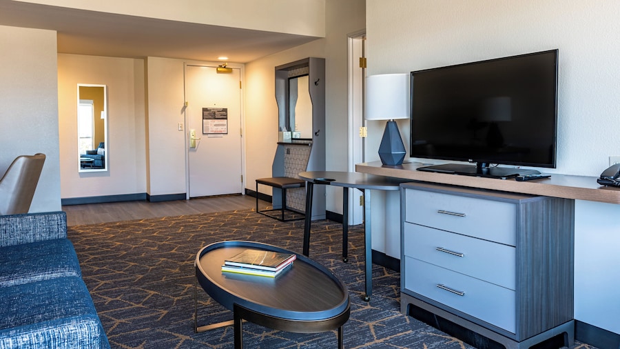 Holiday Inn & Suites Oakland Airport by IHG