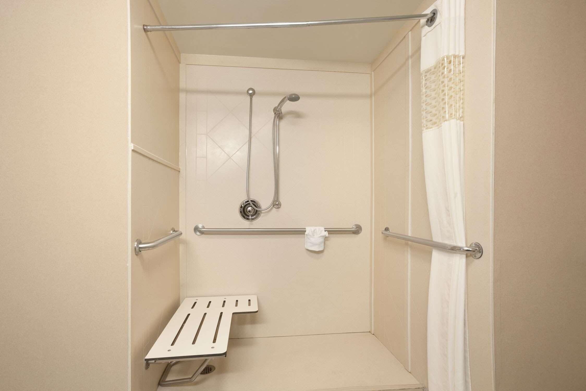 Bathroom | Combined shower/tub, free toiletries, hair dryer, towels