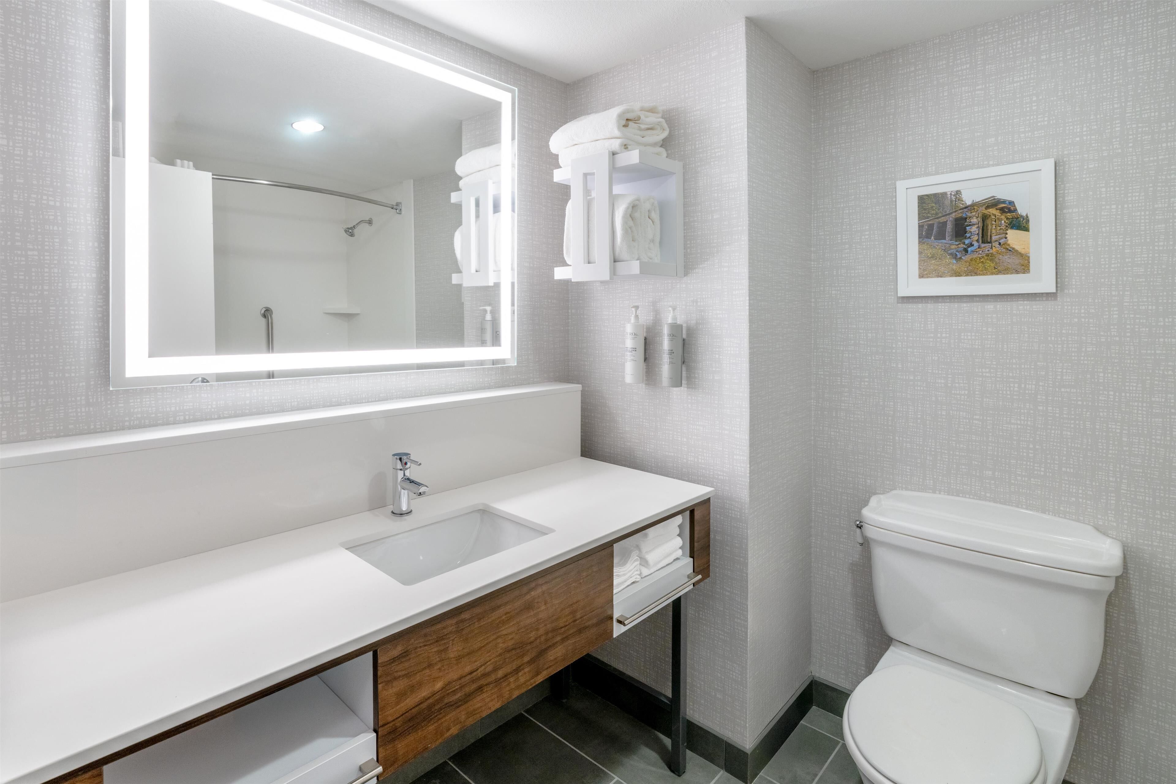 room, 2 queen beds, non smoking | bathroom | combined shower/bathtub, free toiletries, hair dryer, towels