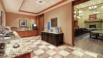 Café da manhã com buffet grátis todos os dias