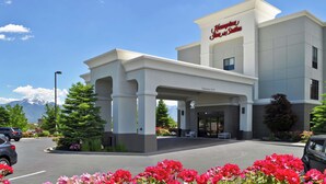 A hotel entrance with a clear sky and mountains in the background. - Hampton Inn & Suites Salt Lake City-West Jordan (West Jordan)