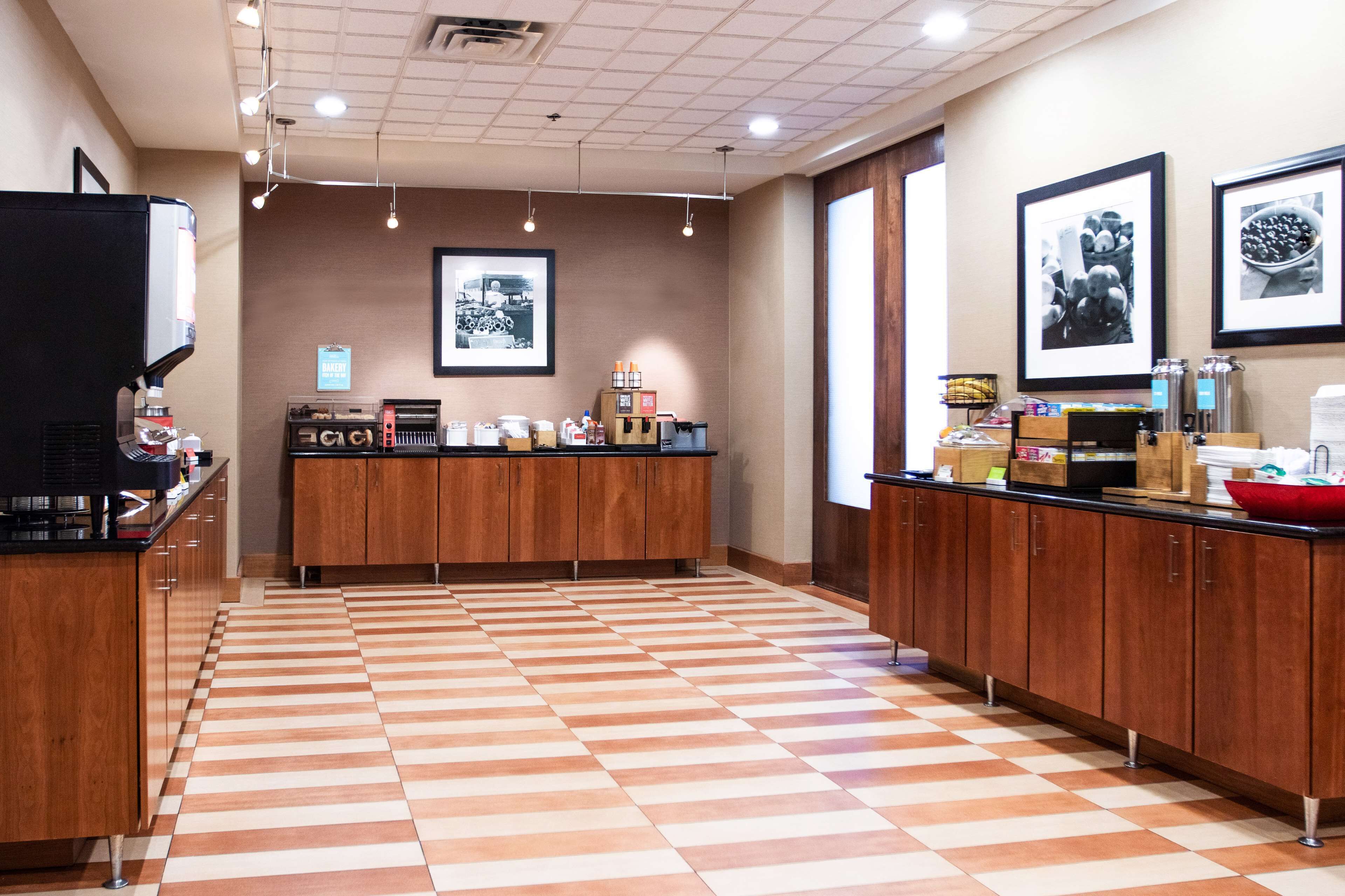 朝食 (ビュッフェ)、毎日提供 (無料)