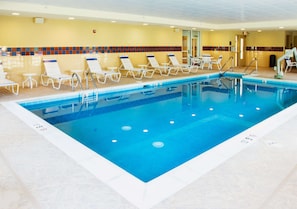 Indoor pool, open 10 AM to 10 PM, sun loungers - Hampton Inn Gloucester (Gloucester)