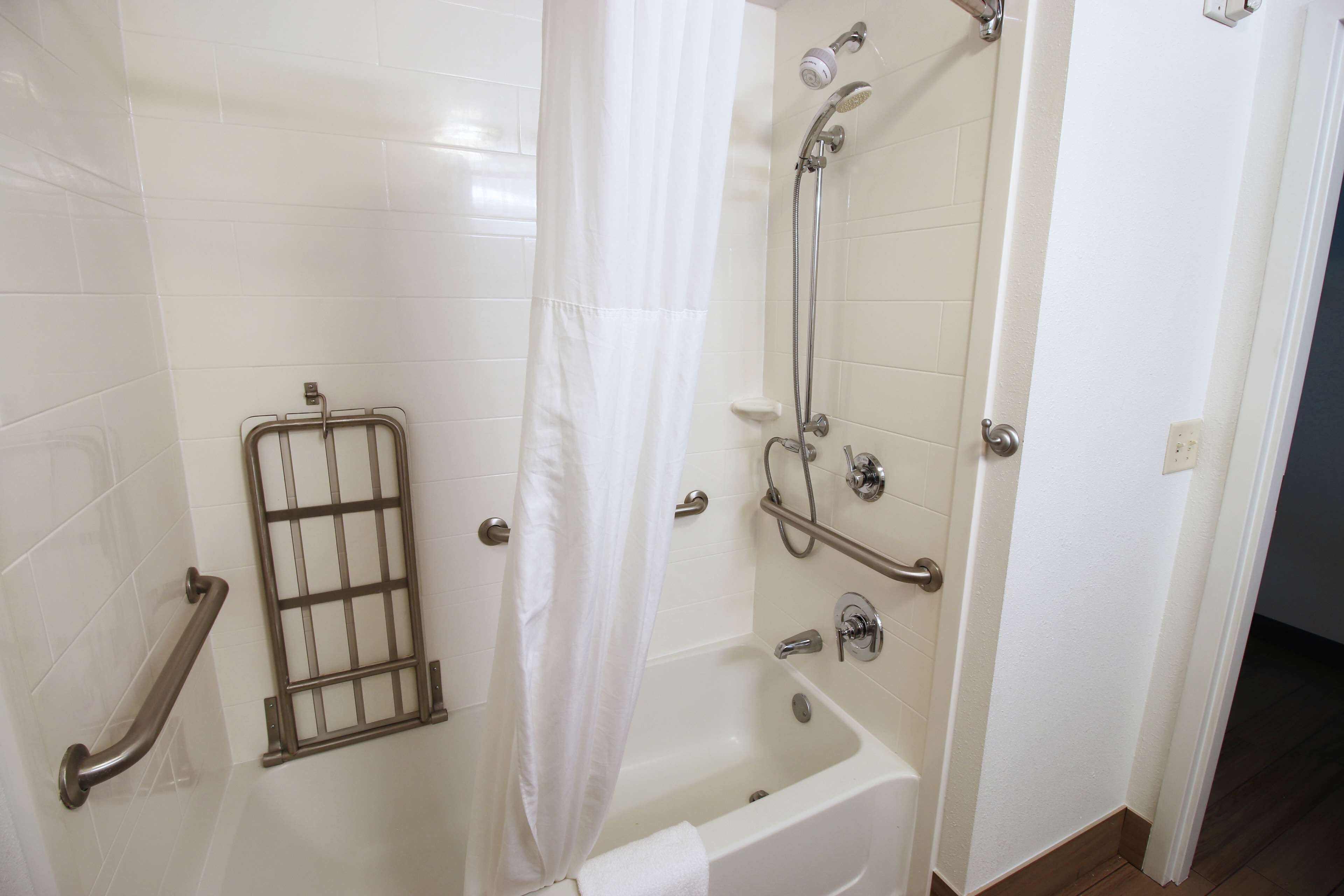 Badezimmer | Dusche, kostenlose Toilettenartikel, Handtücher