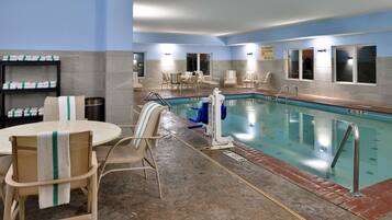 Piscina interna, espreguiçadeiras