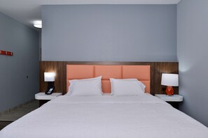 أغطية فراش متميزة وخزنة داخل الغرفة ومكواة/لوح كي