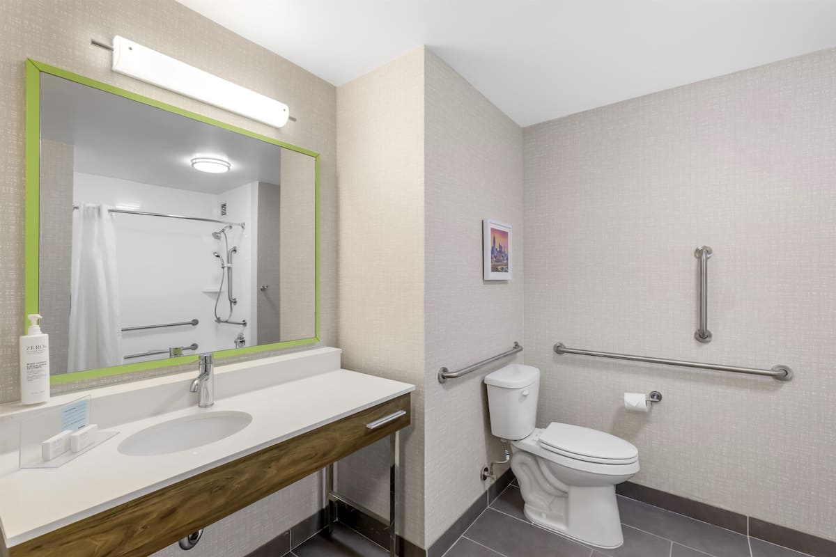Combined shower/tub, free toiletries, hair dryer, towels