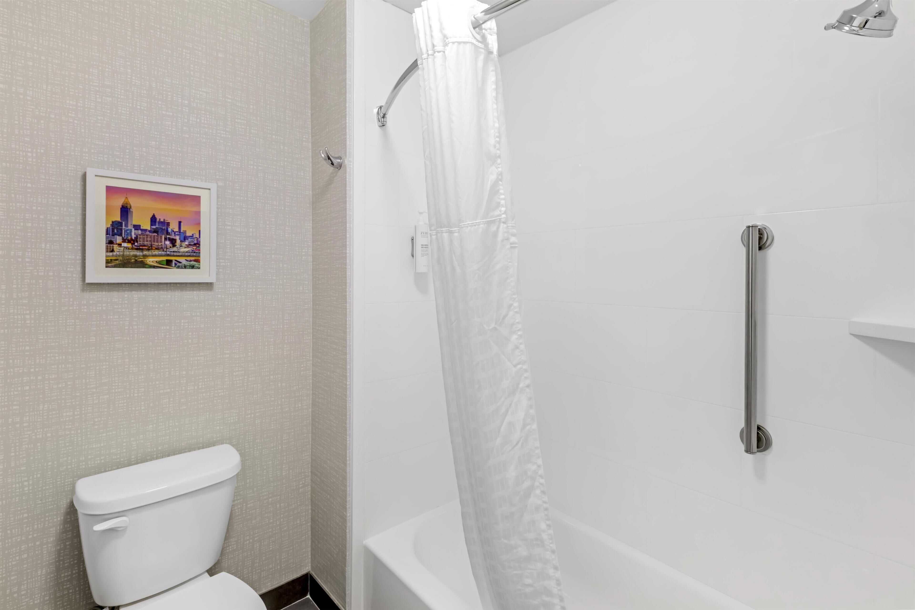 Stndrd with 2 queen beds | Bathroom | Combined shower/tub, free toiletries, hair dryer, towels